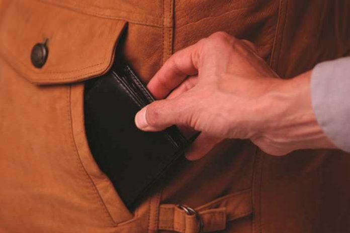 Taschendiebstahl Quelle: polizei-beratung.de Taschendiebstahl Quelle: polizei-beratung.de