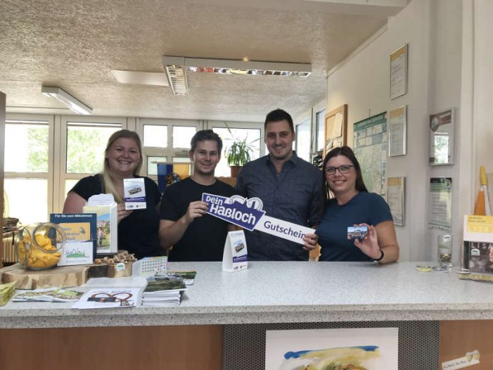 Touristinformation bei der Übergabe der ersten Gutscheine an die Verkaufsstelle (Foto: Gewerbeverein Haßloch)