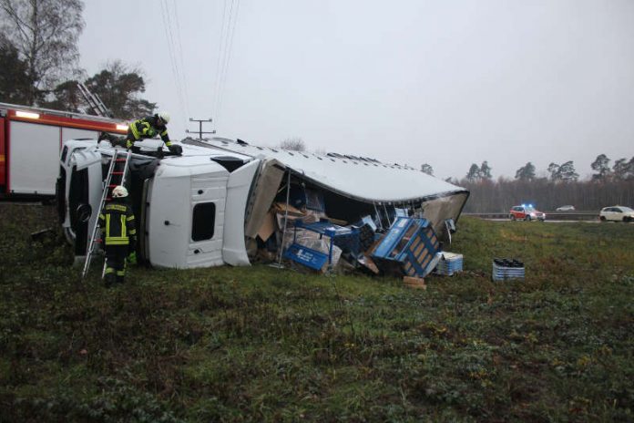 Der umgekippte Sattelzug (Foto: Polizei RLP)