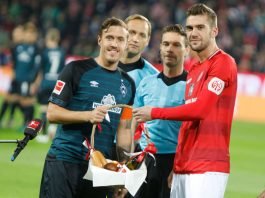 Übergabe des Korbs zwischen 05-Kapitän Stefan Bell (rechts im Bild) sowie Werder-Kapitän Max Kruse (Foto: rscp/Mainz 05)