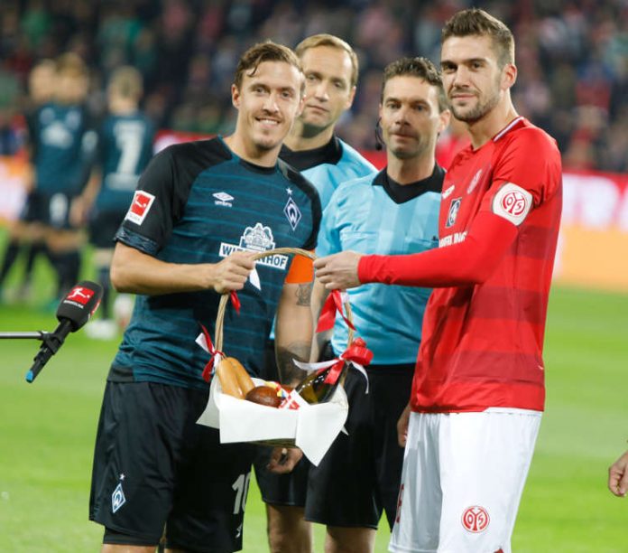 Übergabe des Korbs zwischen 05-Kapitän Stefan Bell (rechts im Bild) sowie Werder-Kapitän Max Kruse (Foto: rscp/Mainz 05)