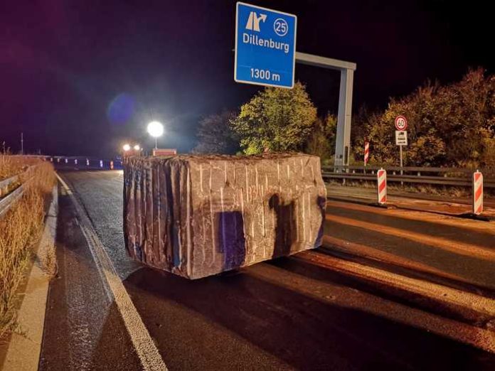 a45_granitbloc23-Tonnen-Granitblock blockiert die A45 bei Haiger 23-Tonnen-Granitblock blockiert die A45 bei Haiger