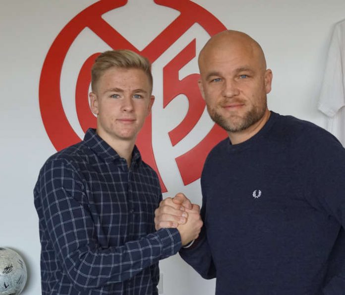 Jonathan Burkardt und 05-Sportvorstand Rouven Schröder (rechts im Bild) (Foto: Mainz 05)