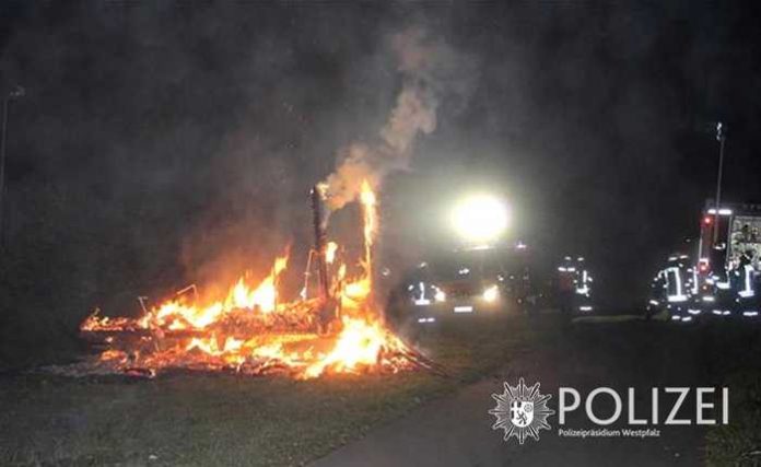 Der Toilettenwagen ging in der Halloween-Nacht aus noch unbekannten Gründen in Flammen auf. Die Kripo ermittelt und bittet um Hinweise, wer etwas Verdächtiges beobachtet hat.