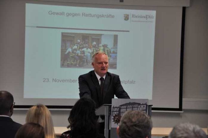 Polizeipräsident Michael Denne begrüßte die Teilnehmerinnen und Teilnehmer der Veranstaltung Polizeipräsident Michael Denne begrüßte die Teilnehmerinnen und Teilnehmer der Veranstaltung