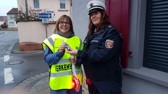 Nikolausübergabe (Foto: Polizei RLP) Nikolausübergabe (Foto: Polizei RLP)