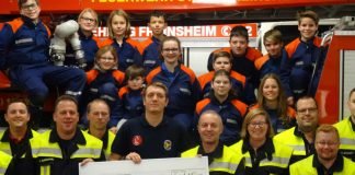 Michael Weiner (Bildmitte m. Scheck) und die Angehörigen der Jugendfeuerwehr und die Aktiven der FF Stadt Freinsheim (Foto: Feuerwehr Freinsheim)