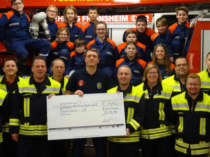 Michael Weiner (Bildmitte m. Scheck) und die Angehörigen der Jugendfeuerwehr und die Aktiven der FF Stadt Freinsheim (Foto: Feuerwehr Freinsheim)