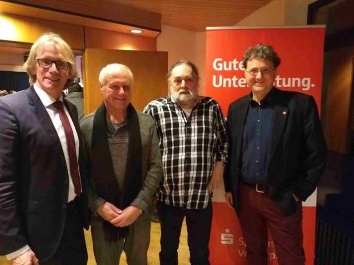 Freuen sich, dass Pfälzer Mundart als wichtiger Teil der Kultur der Region anerkannt wurde (v.l.) Stefan Veth, Bürgermeister der Verbandsgemeinde Dannstadt-Schauernheim, Regisseur Norbert Stuck aus Haßloch, Autor Bruno Hain aus Böhl-Iggelheim sowie Michael Landgraf, Sprecher der Jury des Mundart-Wettbewerbs Dannstadter Höhe. Foto: Verbandsgemeinde Dannstadt-Schauernheim Freuen sich, dass Pfälzer Mundart als wichtiger Teil der Kultur der Region anerkannt wurde (v.l.) Stefan Veth, Bürgermeister der Verbandsgemeinde Dannstadt-Schauernheim, Regisseur Norbert Stuck aus Haßloch, Autor Bruno Hain aus Böhl-Iggelheim sowie Michael Landgraf, Sprecher der Jury des Mundart-Wettbewerbs Dannstadter Höhe. Foto: Verbandsgemeinde Dannstadt-Schauernheim