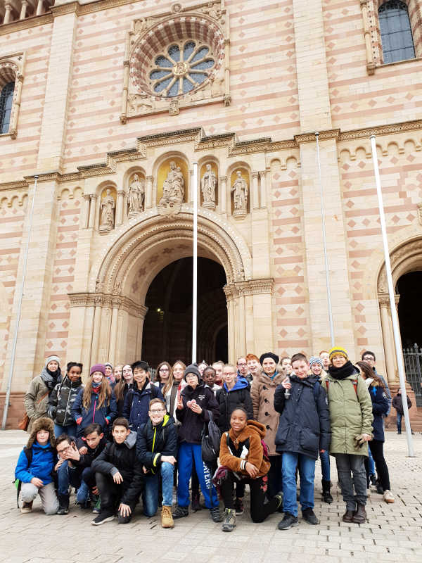 Die deutsch-französische Schülergruppe mit ihren Lehrerinnen vor dem Speyerer Dom. © Burggymnasium