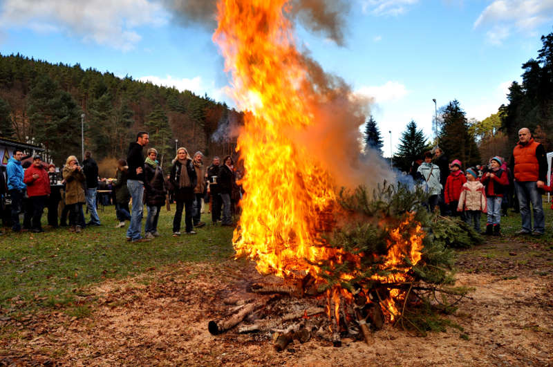 Weihnachtsbaumverbrennen beim Weidenthal Knutfest (Foto: Jens Lehmann)