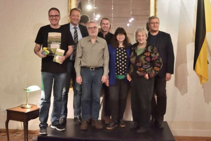 v.l.: Harald Schneider, Polizeipräsident Thomas Köber, Walter Landin, Kriminalhauptkommissar Thomas Habermehl, Claudia Schmid, Ingrid Noll und Polizeivizepräsident Siegfried Kollmar. (Foto: Larissa Schmid, Kriminetz)