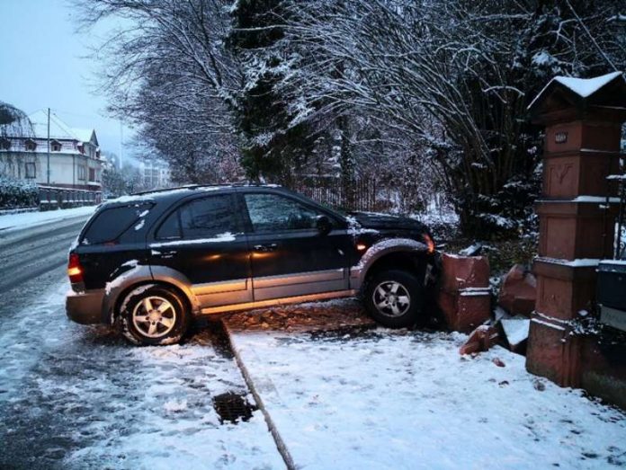 Der PKW kollidierte mit einer Mauer (Foto: Polizei RLP)