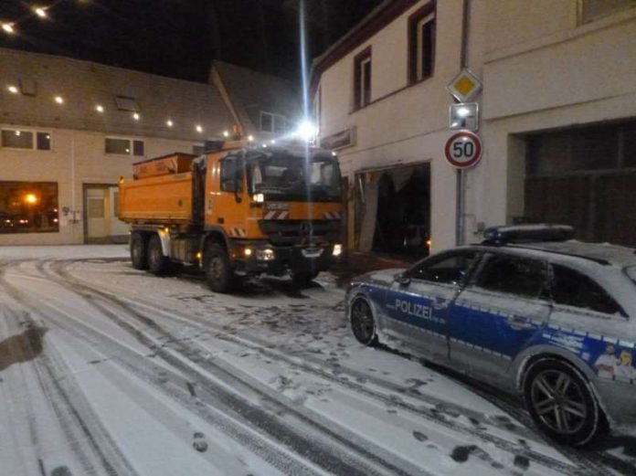 Verkehrsunfall eines Streufahrzeugs (Foto: Polizei RLP)