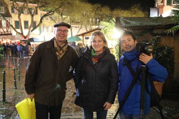 Peter Enderlein macht den Weinheimer Weihnachtsmarkt mit der „Fantastischen Straße“ in Asien bekannt Foto: Stadt Weinheim