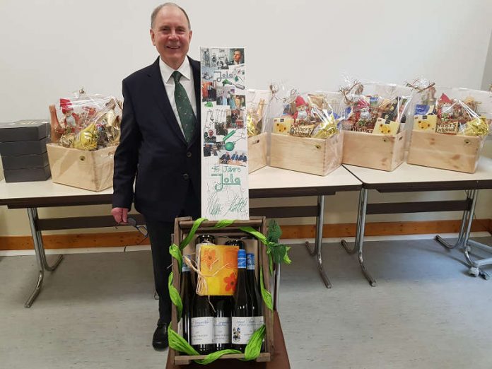 Volker Mattil wurde für sein 45. Betriebsjubiläum bei der Jahresabschlussversammlung geehrt (Foto: JOLA)