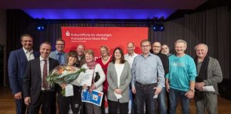 Bildunterschrift: Freude bei den Empfängern der Spenden und des Kulturförderpreises. Von links: Neuhofens Bürgermeister Ralf Marohn, Vorstandsvorsitzender der Stiftung Oliver Kolb, Landrat und Kuratoriumsvorsitzender Clemens Körner, Kulturförderpreisträgerin Dany Lahdo und Spendenempfänger. Foto: Sparkasse Vorderpfalz / Klaus Venus
