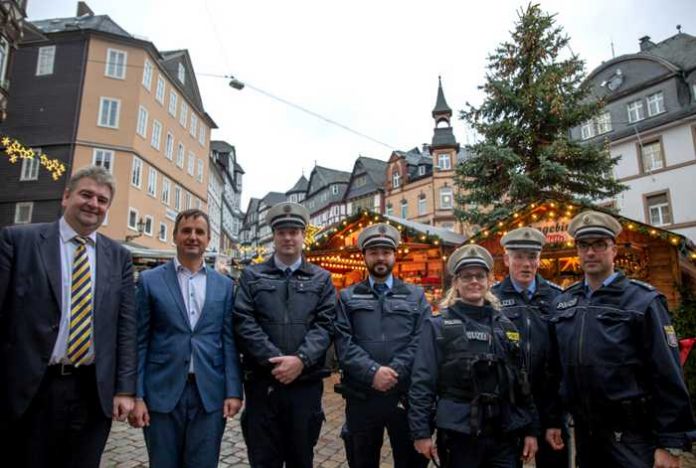Links nach rechts: Bürgermeister Wieland Stötzel,Kriminaldirektor Koch, zwei Bedienstete des Ordnungsamtes, POK´ in Naumann, Heinz Frank, Leiter der Pst. Marburg, sowie POK Ruppersberg Links nach rechts: Bürgermeister Wieland Stötzel,Kriminaldirektor Koch, zwei Bedienstete des Ordnungsamtes, POK´ in Naumann, Heinz Frank, Leiter der Pst. Marburg, sowie POK Ruppersberg