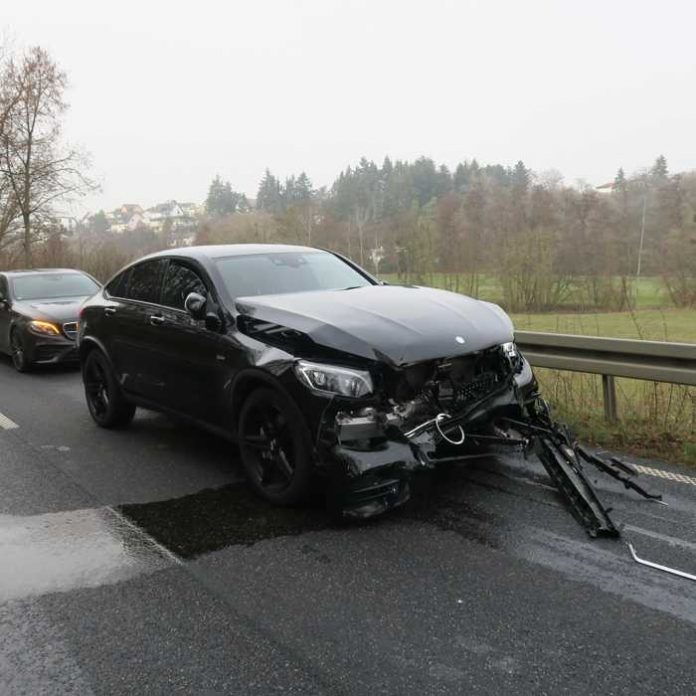 Mercedes-AMG mit Beschaedigungen Mercedes-AMG mit Beschaedigungen