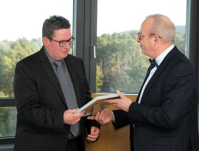 Professor Dr. Henning Fouckhardt (links) und Dr. Stefan Löhrke, Vizepräsident für Studium und Lehre. Foto: Koziel/TUK