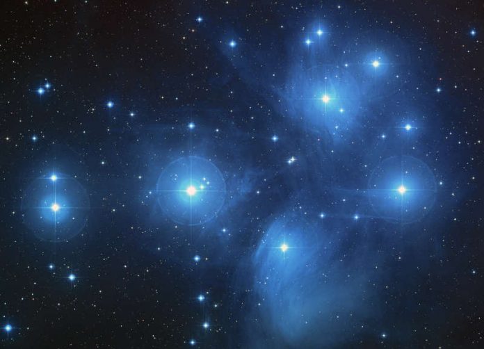 Die Plejaden, ein offener Sternhaufen im Sternbild Stier (Quelle: NASA, ESA, AURA/Caltech, Palomar-Observatorium, Science-Team: D. Soderblom und E. Nelan (STScI), F. Benedict und B. Arthur (Univ. Texas) und B. Jones (Lick-Observatorium)) Die Plejaden, ein offener Sternhaufen im Sternbild Stier (Quelle: NASA, ESA, AURA/Caltech, Palomar-Observatorium, Science-Team: D. Soderblom und E. Nelan (STScI), F. Benedict und B. Arthur (Univ. Texas) und B. Jones (Lick-Observatorium))