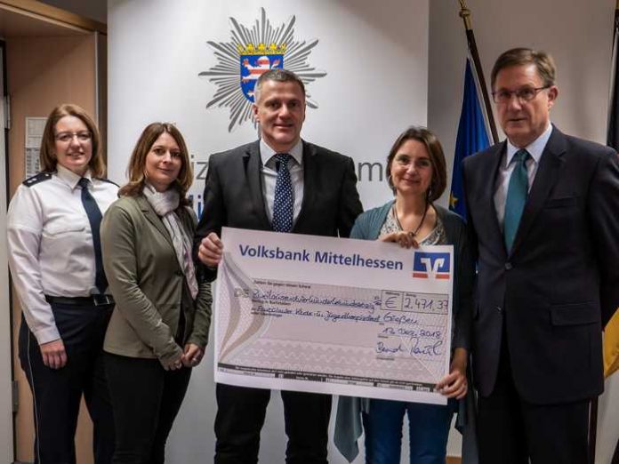 v.l.: Die beiden Organisatorinnen Sabine Richter und Nina Simon, Erster Kriminalhauptkommissar Jörg Reinemer (Leiter PÖA), Barbara Wolters und Polizeipräsident Bernd Paul v.l.: Die beiden Organisatorinnen Sabine Richter und Nina Simon, Erster Kriminalhauptkommissar Jörg Reinemer (Leiter PÖA), Barbara Wolters und Polizeipräsident Bernd Paul