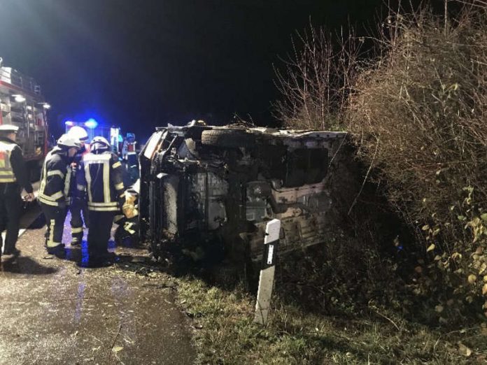 Der VW-Crafter kam von der Straße ab (Foto: Feuerwehr Neustadt)