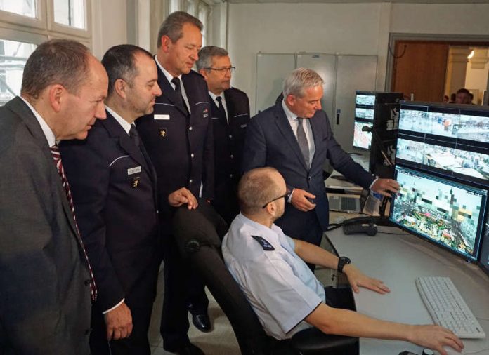 Mit einem symbolischen Knopfdruck starten Innenminister Thomas Strobl, Erster Bürgermeister Christian Specht und Polizeipräsident Thomas Köber die intelligente Videoüberwachung in Mannheim. (Foto: Stadt Mannheim)