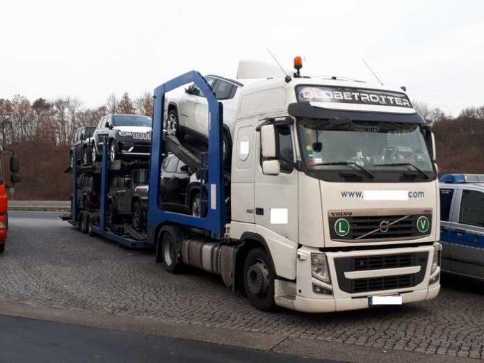 Weil dieser Autotransporter deutlich die Maximalhöhe überschritt, zogen ihn Mitarbeiter des Regionalen Verkehrsdienstes Lahn-Dill zeitweise aus dem Verkehr.