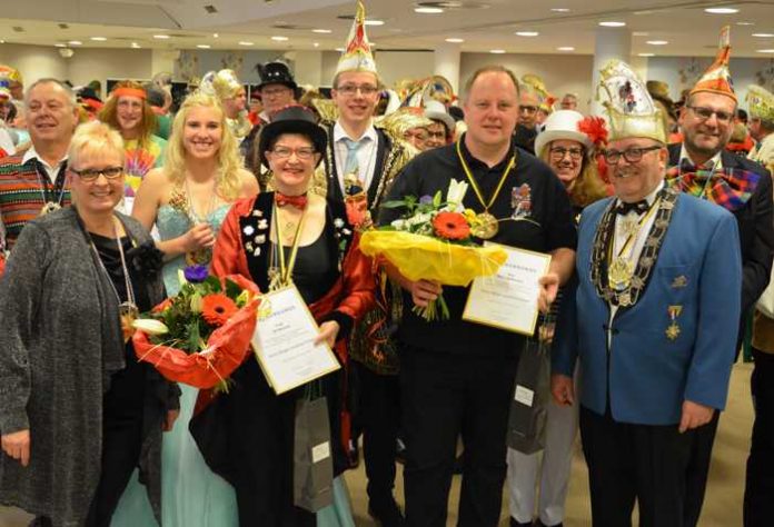 Von links nach rechts: Landrätin Dorothea Schäfer, Prinzessin Michelle I., Uli Neumer, Prinz Alexander II., Marc Hoffmann, Annette Dohle, Sitzungspräsident Wolfgang Heinz, Oberbürgermeister Tomas Feser. Copyright: Kreisverwaltung Mainz-Bingen Von links nach rechts: Landrätin Dorothea Schäfer, Prinzessin Michelle I., Uli Neumer, Prinz Alexander II., Marc Hoffmann, Annette Dohle, Sitzungspräsident Wolfgang Heinz, Oberbürgermeister Tomas Feser. Copyright: Kreisverwaltung Mainz-Bingen