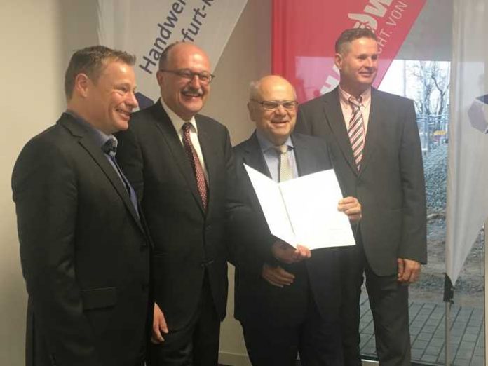 (v.l.n.r.) Ralf Möller, Bürgermeister der Stadt Weiterstadt, Dr. Michael Meister, Parlamentarischer Staatssekretär beim Bundesministerium für Bildung und Forschung (BMBF), Bernd Ehinger, Präsident der Handwerkskammer Frankfurt-Rhein-Main und Fredy Dorr, Projektkoordinator der Handwerkskammer Frankfurt-Rhein-Main. Foto: HWK (v.l.n.r.) Ralf Möller, Bürgermeister der Stadt Weiterstadt, Dr. Michael Meister, Parlamentarischer Staatssekretär beim Bundesministerium für Bildung und Forschung (BMBF), Bernd Ehinger, Präsident der Handwerkskammer Frankfurt-Rhein-Main und Fredy Dorr, Projektkoordinator der Handwerkskammer Frankfurt-Rhein-Main. Foto: HWK