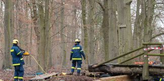 Die Brücke mittels der Hebekissen angehoben. (Foto: THW Speyer/Sohn)