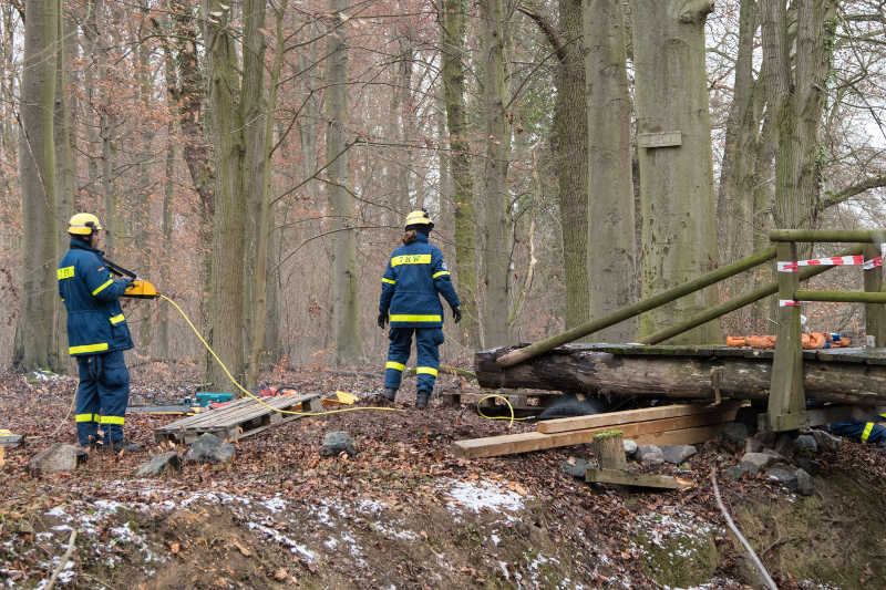 Die Brücke mittels der Hebekissen angehoben. (Foto: THW Speyer/Sohn)