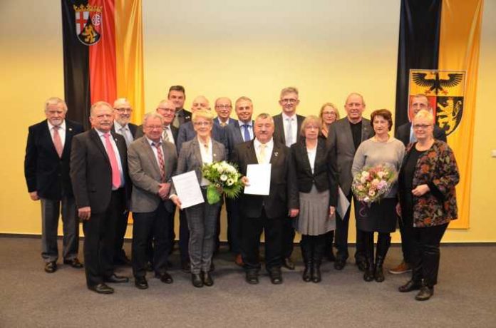 Landrätin Dorothea Schäfer (1.v.r.) zeichnet Edith Bellendir (1.R.3.v.l.), Walter Weimer (1.R.4.v.l.) und Hermann Müller (1.R.6.v.l.) mit der Ehrennadel des Landes Rheinland-Pfalz aus. Copyright: Kreisverwaltung Mainz-Bingen/Joachim Janas. Landrätin Dorothea Schäfer (1.v.r.) zeichnet Edith Bellendir (1.R.3.v.l.), Walter Weimer (1.R.4.v.l.) und Hermann Müller (1.R.6.v.l.) mit der Ehrennadel des Landes Rheinland-Pfalz aus. Copyright: Kreisverwaltung Mainz-Bingen/Joachim Janas.