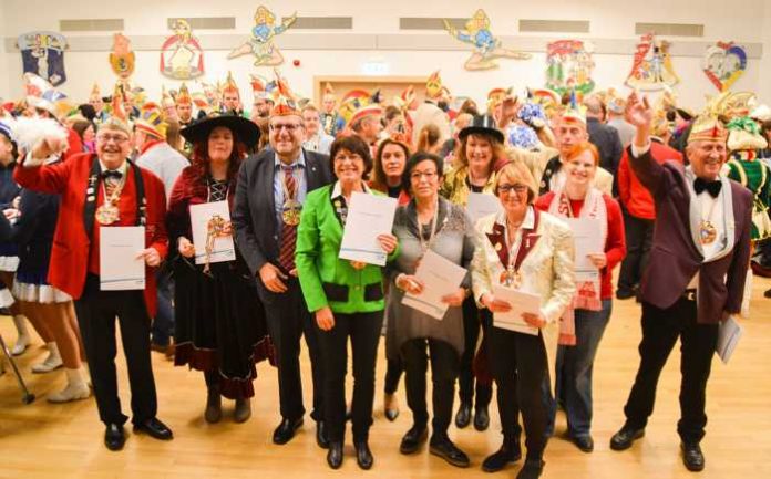 Oberbürgermeister Thomas Feser und die frisch geehrten Fastnachter stellten sich zum Gruppenbild. Foto: Stadt Bingen Oberbürgermeister Thomas Feser und die frisch geehrten Fastnachter stellten sich zum Gruppenbild. Foto: Stadt Bingen