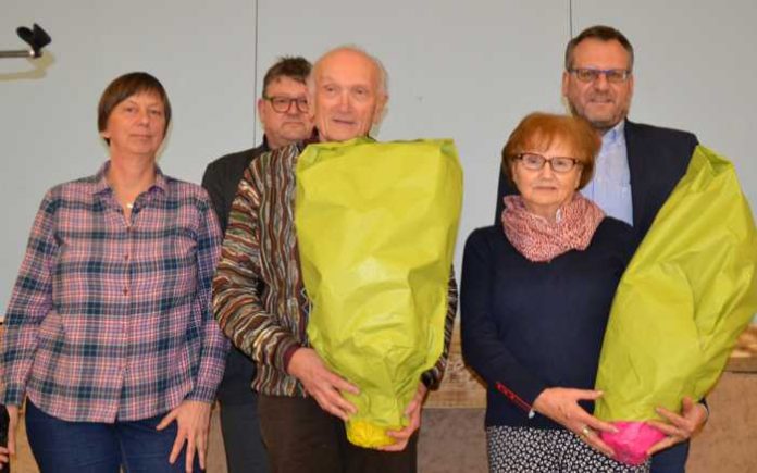 Elisabeth Lenhart (nicht anwesend), Helga Winter und Otto Gerber hatten sich nicht mehr zur Wahl gestellt. Ihnen dankte OB Thomas Feser (re.) mit einem Blumengruß. Auch Anette Maßmig (li.) und Sozialamtsleiter Ralf Klingler schlossen sich dem Dank an. Foto: Stadt Bingen Elisabeth Lenhart (nicht anwesend), Helga Winter und Otto Gerber hatten sich nicht mehr zur Wahl gestellt. Ihnen dankte OB Thomas Feser (re.) mit einem Blumengruß. Auch Anette Maßmig (li.) und Sozialamtsleiter Ralf Klingler schlossen sich dem Dank an. Foto: Stadt Bingen
