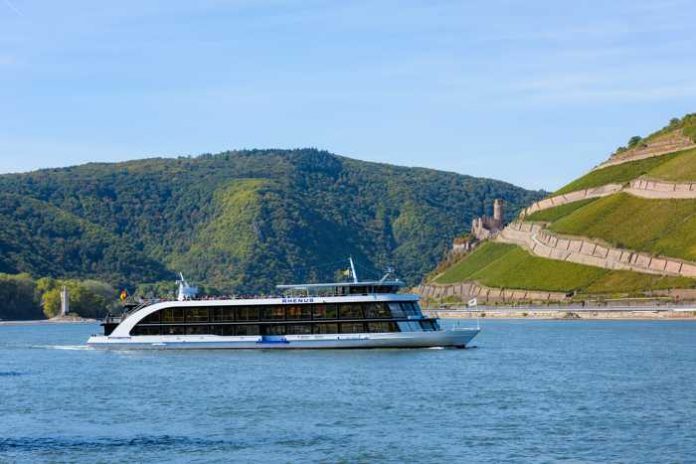 Mit der MS Rhenus geht es zur abendlichen Weinfahrt. Foto: Stefan Esser Mit der MS Rhenus geht es zur abendlichen Weinfahrt. Foto: Stefan Esser