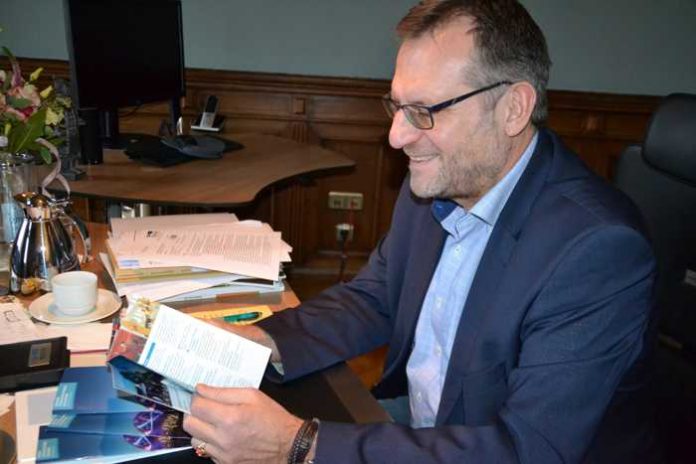 Oberbürgermeister Thomas Feser bei der Lektüre des aktuellen Veranstaltungskalenders. Foto: Stadt Bingen Oberbürgermeister Thomas Feser bei der Lektüre des aktuellen Veranstaltungskalenders. Foto: Stadt Bingen