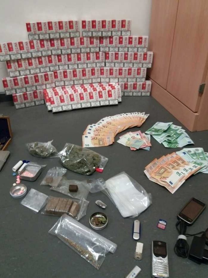 Bei Wohnungsdurchsuchungen stellten Dillenburger Polizisten unter anderem Bargeld, Drogen und Zigaretten sicher