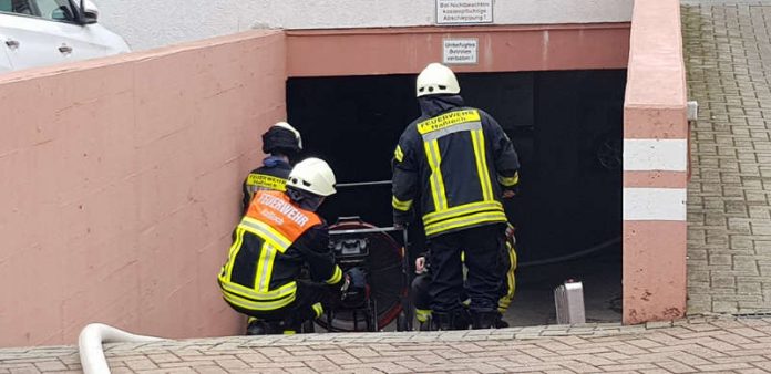 Feuerwehreinsatz in der Tiefgarage in der Straße 