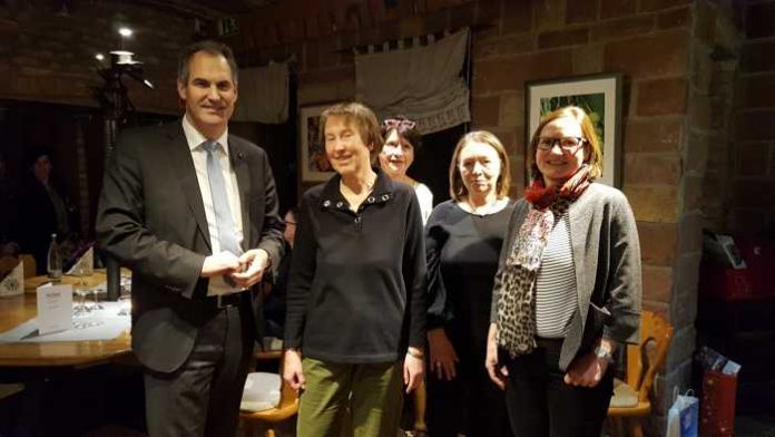 v.l.n.r.: Landrat Dietmar Seefeldt, Gästeführerinnen Eva Maria Bauer, Heidi Kunze, Monika Burg und Geschäftsführerin SÜW e.V. Uta Holz v.l.n.r.: Landrat Dietmar Seefeldt, Gästeführerinnen Eva Maria Bauer, Heidi Kunze, Monika Burg und Geschäftsführerin SÜW e.V. Uta Holz