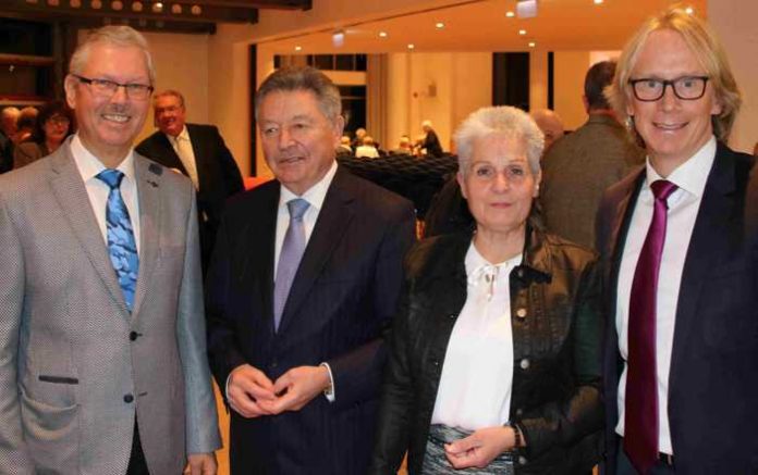 Begrüßung mit Glückscent und guten Wünschen (v.r.): Bürgermeister Stefan Veth, Ortsbürgermeisterin Gabriele Böhle sowie die Ortsbürgermeister Bernd Fey und Karl Arnold. Foto: Verbandsgemeinde Dannstadt-Schauernheim Begrüßung mit Glückscent und guten Wünschen (v.r.): Bürgermeister Stefan Veth, Ortsbürgermeisterin Gabriele Böhle sowie die Ortsbürgermeister Bernd Fey und Karl Arnold. Foto: Verbandsgemeinde Dannstadt-Schauernheim