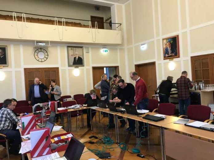 Der Verwaltungsstab der Stadt Bruchsal im Sitzungssaal des Rathauses am Marktplatz. Foto: Stadt Bruchsal