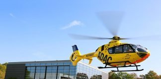 „Christoph 5“ vor dem neuen Hangar“ an der BG Klinik Ludwigshafen, der 2018 in Betrieb genommen wurde (Foto: BG Klinik Ludwigshafen)