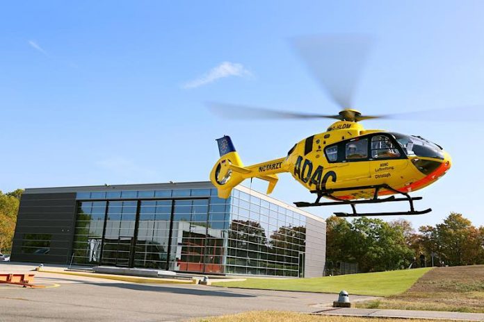 „Christoph 5“ vor dem neuen Hangar“ an der BG Klinik Ludwigshafen, der 2018 in Betrieb genommen wurde (Foto: BG Klinik Ludwigshafen)