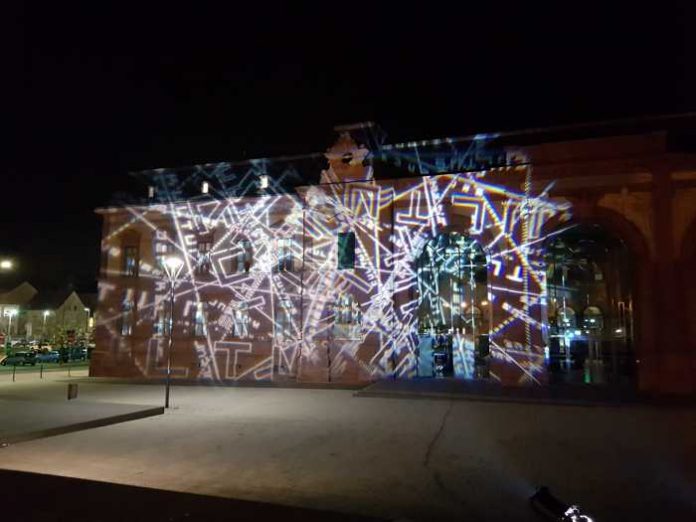 55.1 Lichtprojektionen von Ingo Bracke an der Schmuckfassade (Foto: Forum Alte Post)