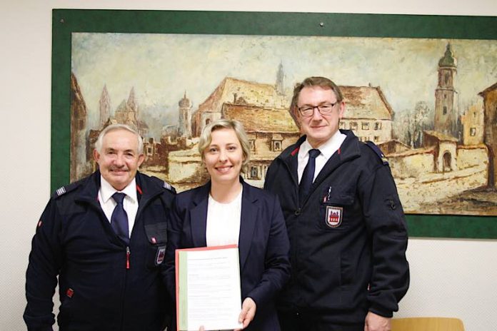 v.l.n.r. Stadtfeuerwehrinspekteur a.D. Dieter Ringer, Oberbürgermeisterin Stefanie Seiler, Stadtfeuerwehrinspekteur Michael Hopp (Foto: Feuerwehr Speyer)