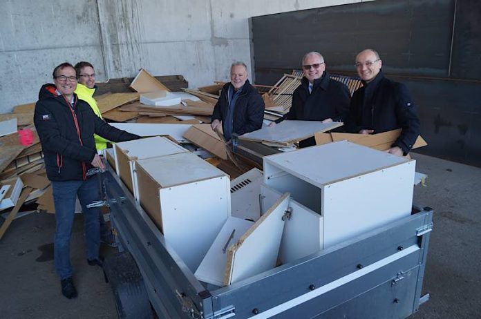 Helfen einem Bürger (Mitte) am ersten Öffnungstag des neuen Wertstoffhofs beim Abladen: technischer Leiter Bernd Lache, AWB-Mitarbeiter Maik Dietrich, Landrat Hans-Ulrich Ihlenfeld, Werkleiter Klaus Pabst (v.li.). (Foto: Kreisverwaltung Bad Dürkheim)