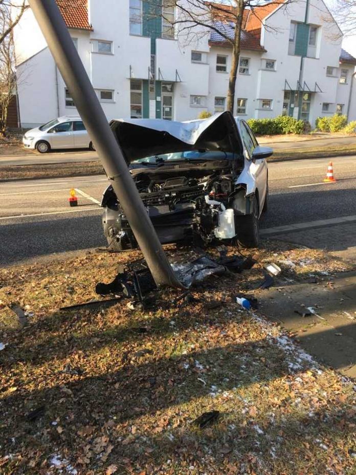 Artikel: Auto kracht gegen Laterne Artikel: Auto kracht gegen Laterne