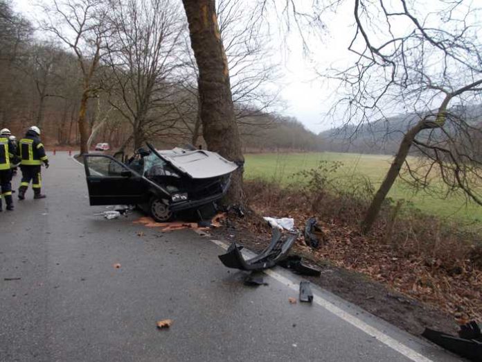 Artikel: 19-jaehriger Fahrer bei Verkehrsunfall schwer verletzt Artikel: 19-jaehriger Fahrer bei Verkehrsunfall schwer verletzt